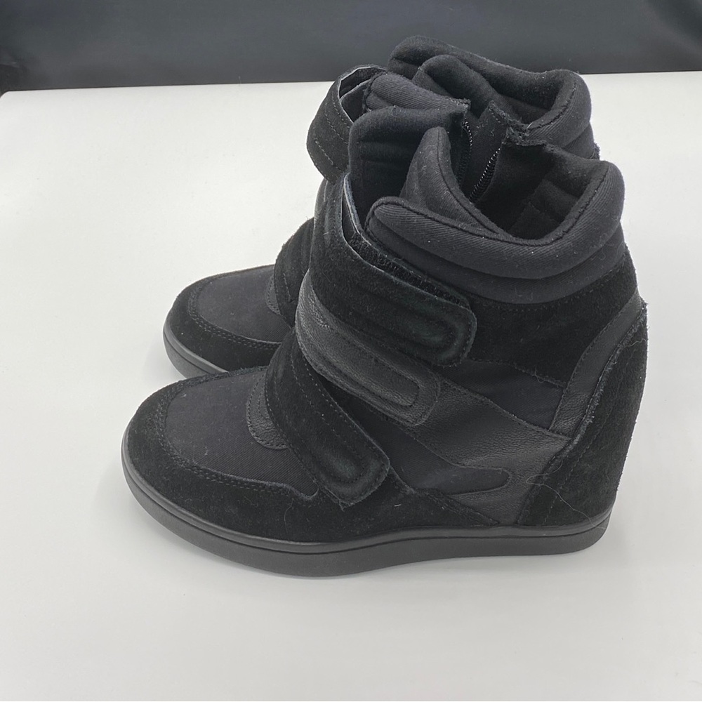 Women’s Aldo Wedged Sneaker size7.